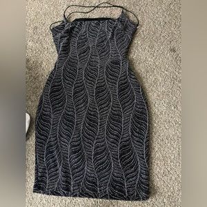 Hi guys I’m selling this dressI sadly don’t know the brand but it’s a very cute